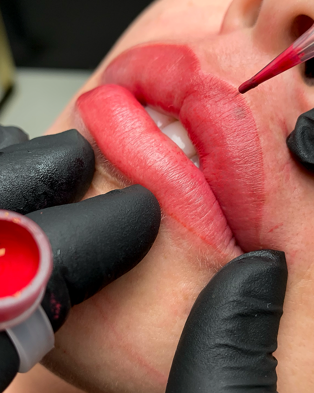 Aplicação de micropigmentação labial com técnica avançada